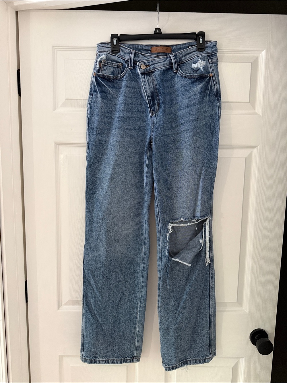 Judy Blue Rigid Magic Medium Wash Straight Leg Jeans with Knee Distress